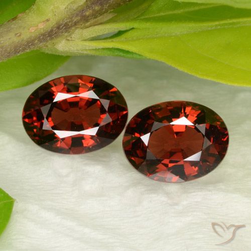 3.26ctw Naturel Rouge foncé Grenat pyrope, ovale, VVS-VS