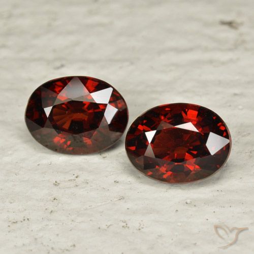3.36ctw Naturel Rouge foncé Grenat pyrope, ovale, VVS-VS