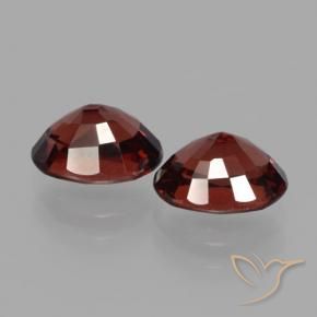 Shop natural 3.65ct Rouge sang profond Grenat pyrope gems, ovale, from Mozambique at GemSelect. In stock, global shipping!