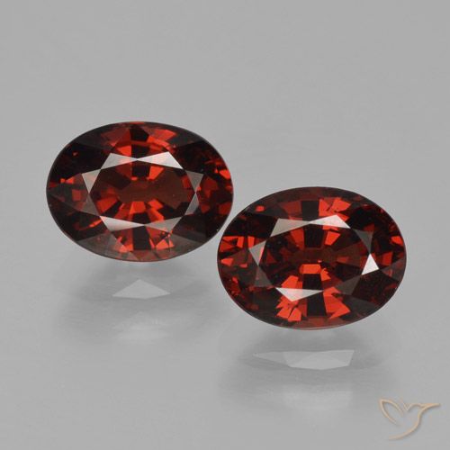 3.43ctw Naturel Rouge foncé Grenat pyrope, ovale, VS