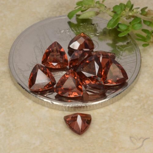 Shop natural 2.74ct Rouge foncé Grenat pyrope gems, Trillion, from Mozambique at GemSelect. In stock, global shipping!