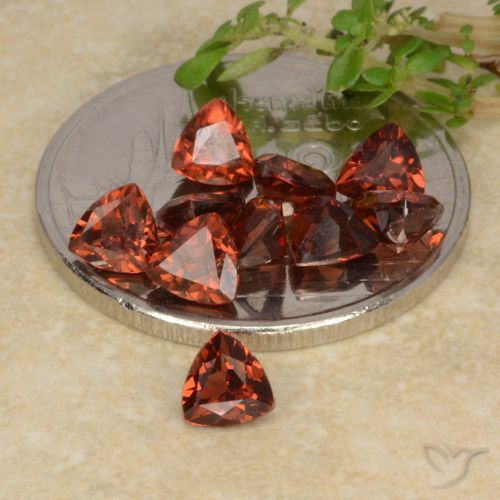 3.22ctw Naturel Rouge moyen Grenat pyrope, Trillion, VS