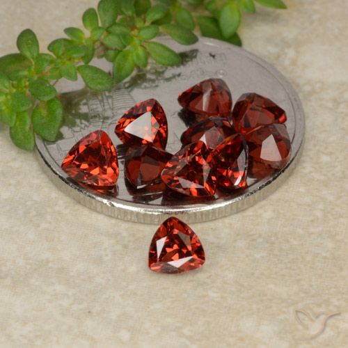 3.11ctw Naturel Rouge écarlate Grenat pyrope, Trillion, VS