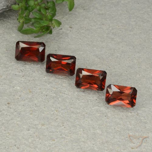 2.88ctw Naturel Rouge foncé Grenat pyrope, Taille émeraude, VVS-VS