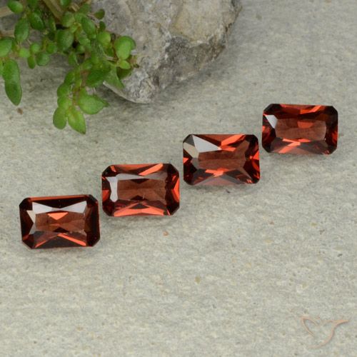 2.36ctw Naturel Rouge Sangria Grenat pyrope, Taille émeraude, VVS-VS
