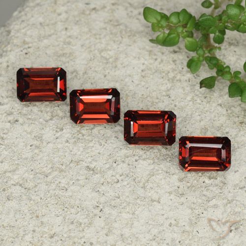 2.97ctw Naturel Rouge foncé Grenat pyrope, Taille émeraude, VS