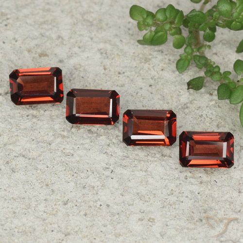 2.54ctw Naturel Rouge foncé Grenat pyrope, Taille émeraude, VVS-VS