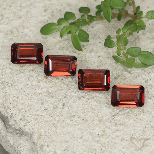2.03ctw Naturel Rouge écarlate Grenat pyrope, Taille émeraude, VS