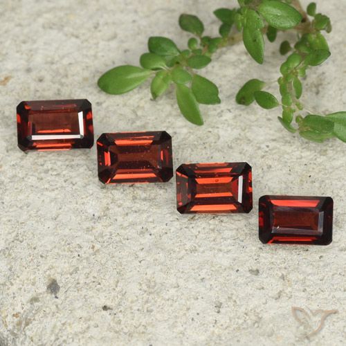 2.61ctw Naturel Rouge foncé Grenat pyrope, Taille émeraude, VS