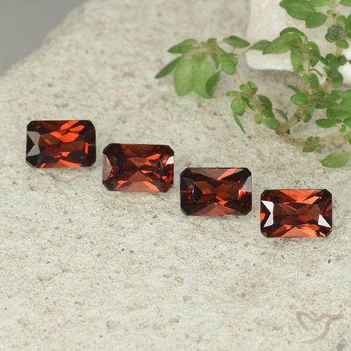 2.64ctw Naturel Rouge moyen Grenat pyrope, Taille émeraude, VVS-VS