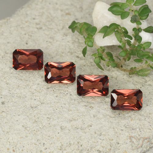 2.44ctw Naturel Rouge foncé Grenat pyrope, Taille émeraude, VVS-VS