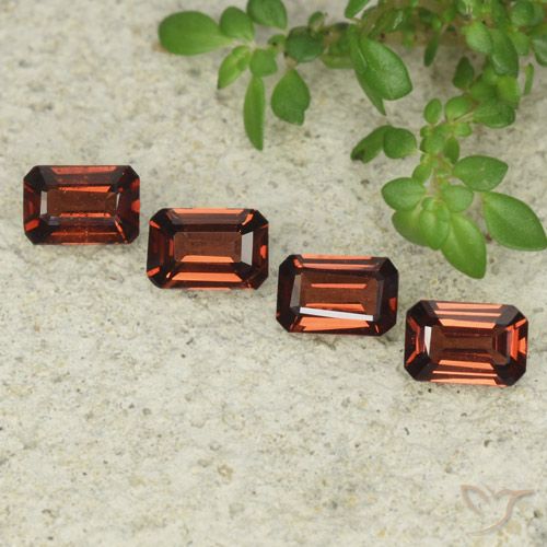 2.15ctw Naturel Rouge foncé Grenat pyrope, Taille émeraude, VS