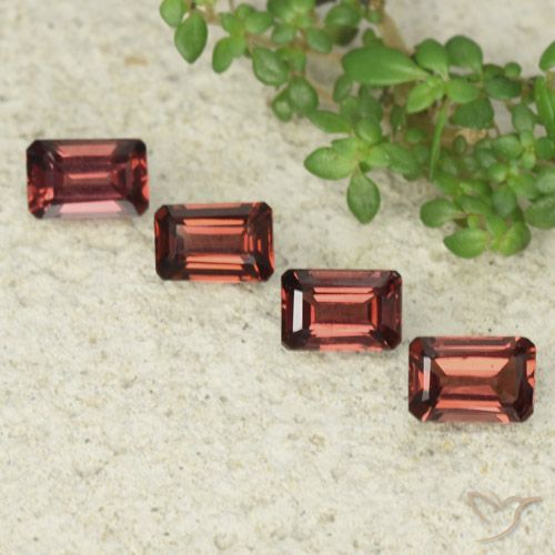 2.61ctw Naturel Baies rouge profond Grenat pyrope, Taille émeraude, VS