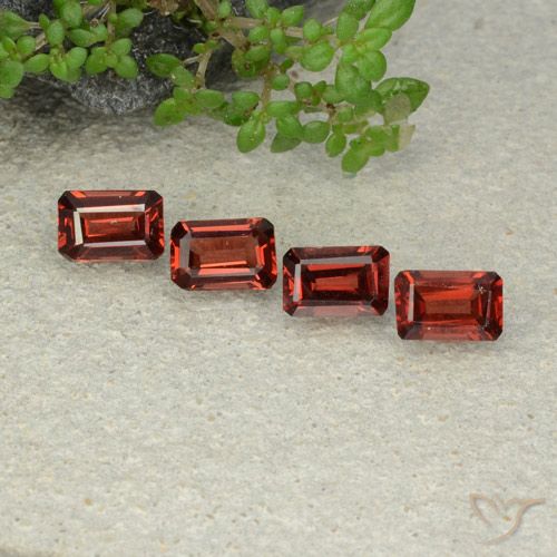 2.45ctw Naturel Rouge foncé Grenat pyrope, Taille émeraude, VS