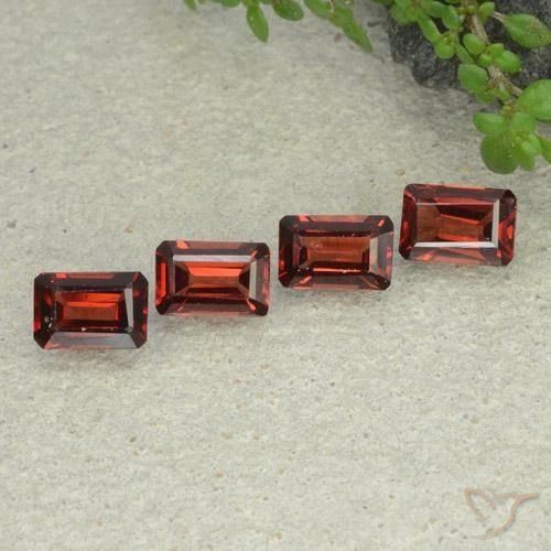 Shop natural 2.48ct Rouge foncé Grenat pyrope gems, Octogone / coupe Émeraude, from Mozambique at GemSelect. In stock, global shipping!