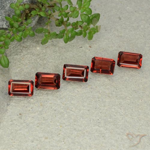 2.42ctw Naturel Rouge écarlate Grenat pyrope, Taille émeraude, VS