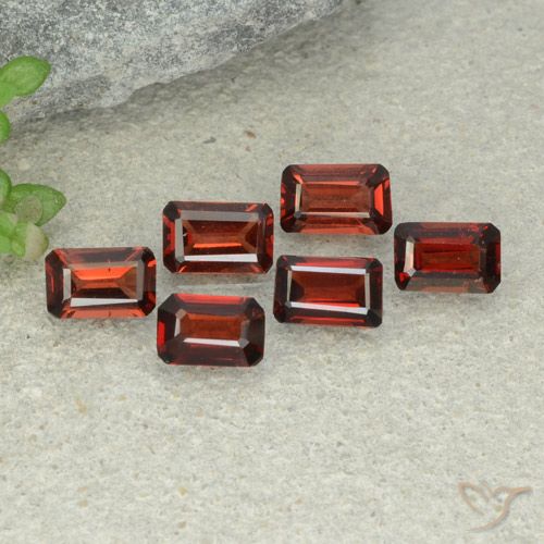 3.04ctw Naturel Rouge foncé Grenat pyrope, Taille émeraude, VS