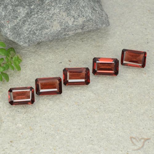 2.89ctw Naturel Rouge foncé Grenat pyrope, Taille émeraude, VS