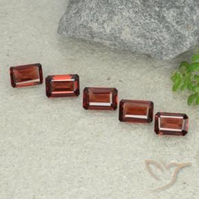 Shop natural 2.89ct Rouge foncé Grenat pyrope gems, Octogone / coupe Émeraude, from Mozambique at GemSelect. In stock, global shipping!