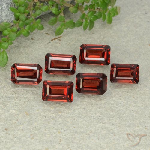 3.69ctw Naturel Rouge foncé Grenat pyrope, Taille émeraude, VS