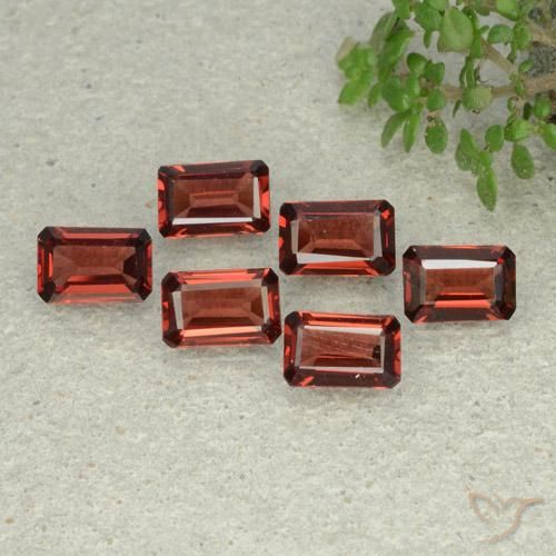 Shop natural 3.41ct Rouge foncé Grenat pyrope gems, Octogone / coupe Émeraude, from Mozambique at GemSelect. In stock, global shipping!