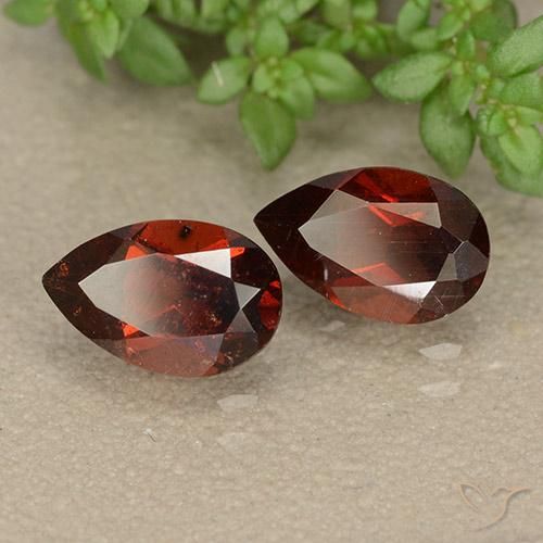 Shop natural 2.02ct Rouge merlot Grenat pyrope gems, En forme de poire, from Mozambique at GemSelect. In stock, global shipping!