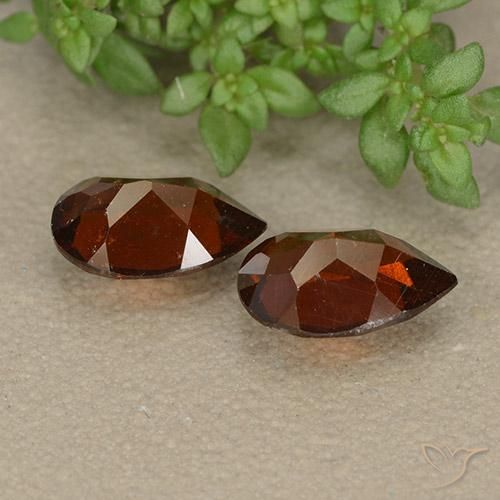 Shop natural 2.02ct Rouge merlot Grenat pyrope gems, En forme de poire, from Mozambique at GemSelect. In stock, global shipping!