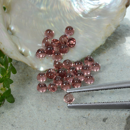 Achetez naturel 2.10ct Rouge foncé Grenat pyrope gems, Coupe roude, En provenance Madagascar chez GemSelect. En stock, livraison internationale!