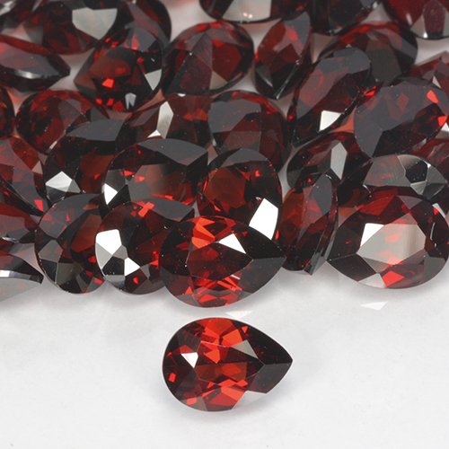 Grenat pyrope Rouge sang profond naturelle En forme de poire, 0.86 ct, VVS
