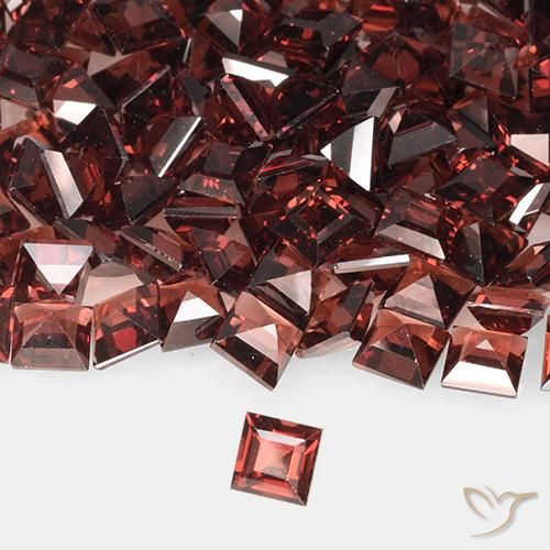 Grenat pyrope Rouge foncé naturelle Carré, 0.47 ct, VVS-VS