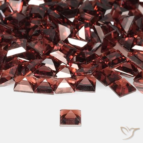 Grenat pyrope Rouge foncé naturelle Carré, 0.47 ct, VVS-VS