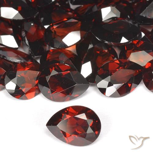 Grenat pyrope Rouge foncé naturelle En forme de poire, 0.84 ct, VVS-VS