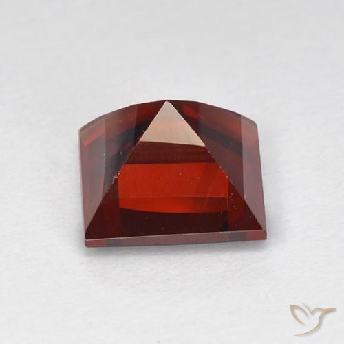 Grenat pyrope Rouge foncé naturelle Carré, 2.29 ct, VVS-VS