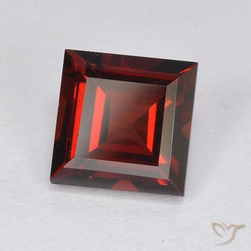 Grenat pyrope Rouge foncé naturelle Carré, 2.17 ct, VVS-VS