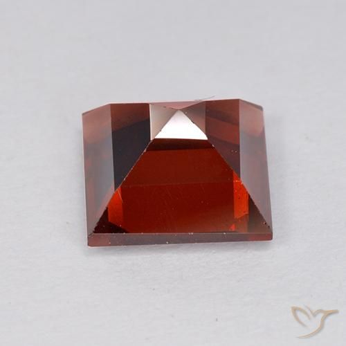 Grenat pyrope Rouge foncé naturelle Carré, 2.17 ct, VVS-VS
