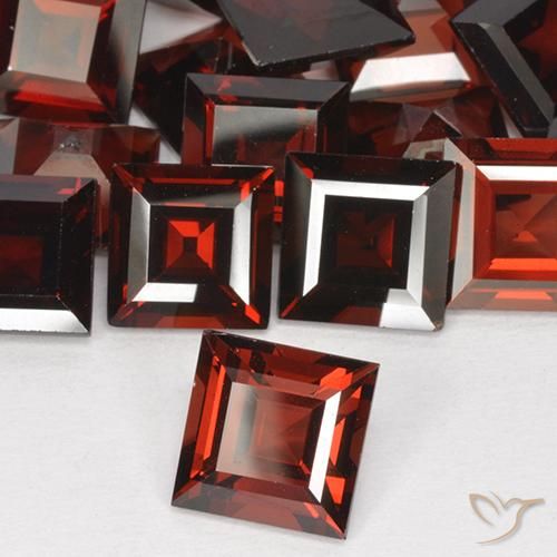 Grenat pyrope Rouge merlot naturelle Carré, 2.91 ct, VVS-VS