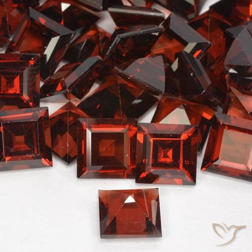 Grenat pyrope Rouge foncé naturelle Carré, 1.47 ct, VVS-VS