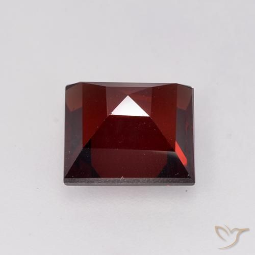 Grenat pyrope Rouge sang profond naturelle Carré, 2.11 ct, VVS-VS