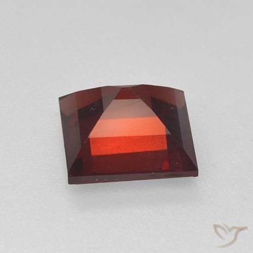 Grenat pyrope Rouge foncé naturelle Carré, 2.10 ct, VVS-VS
