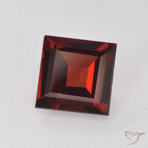 Grenat pyrope Rouge foncé naturelle Carré, 1.87 ct, VVS-VS