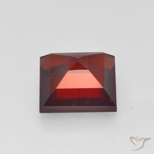 Grenat pyrope Rouge sang profond naturelle Carré, 2.10 ct, VVS-VS