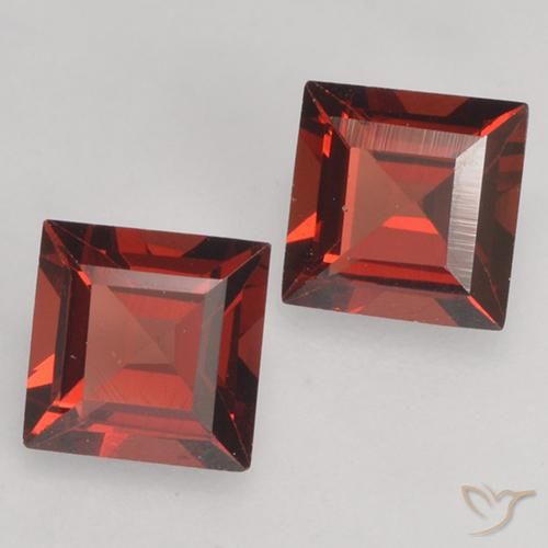 Shop natural 0.87ct Rouge écarlate profond Grenat pyrope gems, Carré, from Mozambique at GemSelect. In stock, global shipping!