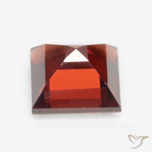 Grenat pyrope Rouge sang profond naturelle Carré, 2.06 ct, VVS-VS
