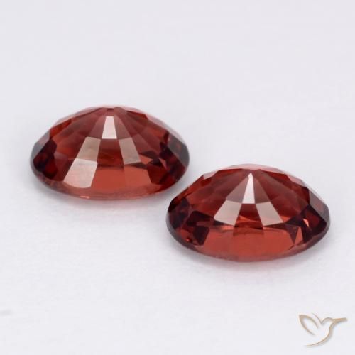 Shop natural 2.20ct Rouge foncé Grenat pyrope gems, ovale, from Mozambique at GemSelect. In stock, global shipping!