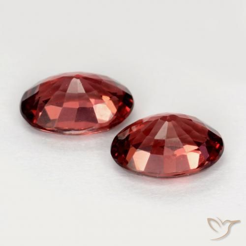Shop natural 1.93ct Rouge foncé Grenat pyrope gems, ovale, from Mozambique at GemSelect. In stock, global shipping!