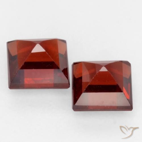 Shop natural 0.92ct Rouge sang profond Grenat pyrope gems, Carré, from Mozambique at GemSelect. In stock, global shipping!
