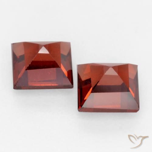 Shop natural 0.93ct Rouge moyen Grenat pyrope gems, Carré, from Mozambique at GemSelect. In stock, global shipping!