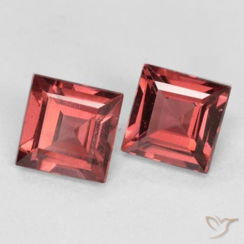Shop natural 0.91ct Rouge foncé Grenat pyrope gems, Carré, from Mozambique at GemSelect. In stock, global shipping!