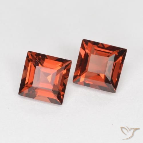 Shop natural 0.96ct Rouge moyen Grenat pyrope gems, Carré, from Mozambique at GemSelect. In stock, global shipping!
