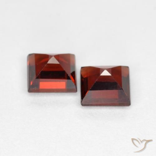 Shop natural 0.93ct Rouge Sangria Grenat pyrope gems, Carré, from Mozambique at GemSelect. In stock, global shipping!